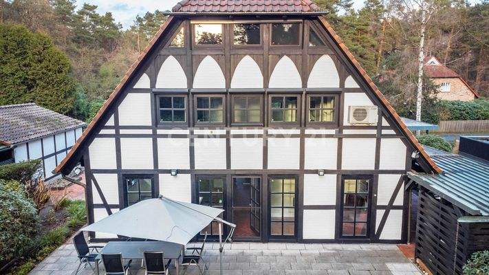 Gartenseite mit Terrasse