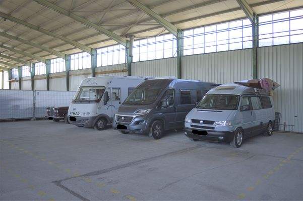 Banter Weg 9_Innenansicht WoMo-Halle 1.jpg