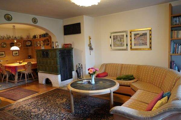 Wohnzimmer mit Kachelofen.jpg