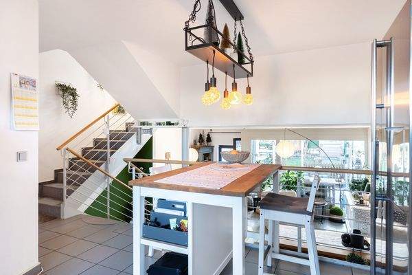 Küche und Blick ins Wohnzimmer