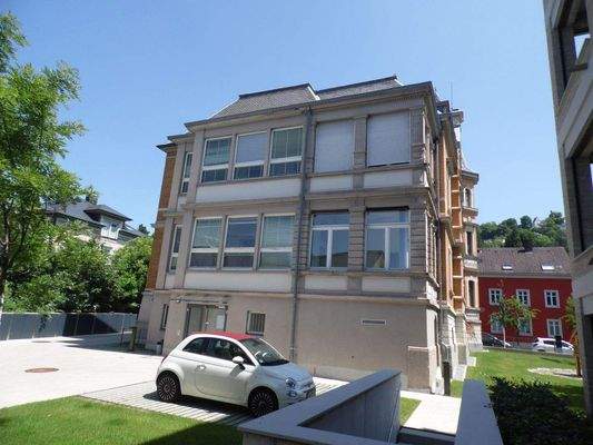 Gebäuderückseite mit Stellplatz.JPG