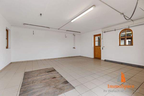 Mit dem Haus verbundene Doppelgarage mit Grube
