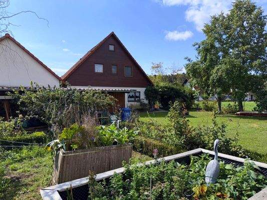 Gemüsegarten und Haus