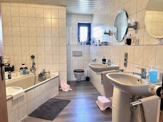 Bad mit Dusche und Wanne