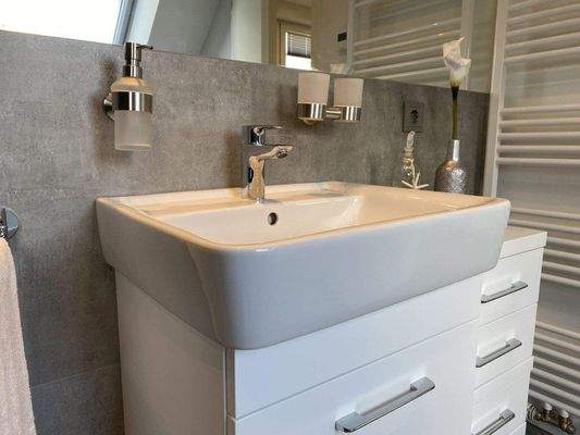 Dachgeschoss: Bad en suite - hier Detail Waschbeck