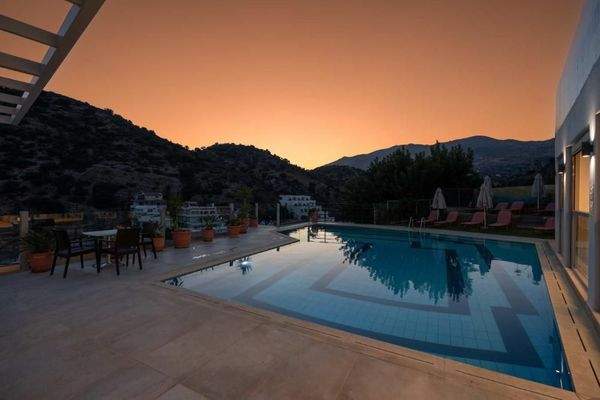 Kreta, Agia Galini: Hotel mit 29 Zimmern zu verkaufen