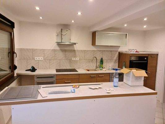 Küche mit Thekenbereich