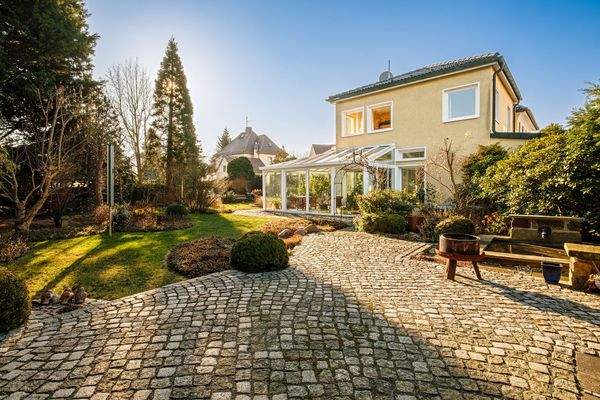 Außenansicht mit Garten und Teich