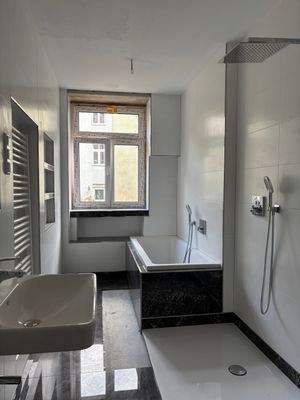 Badezimmer mit Badewanne und Dusche, Fenster