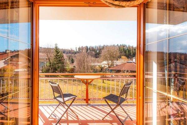 großer Balkon (vom Wohnzimmer)