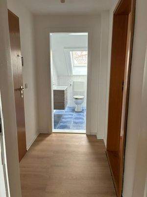 Heller Flur mit Badzugang