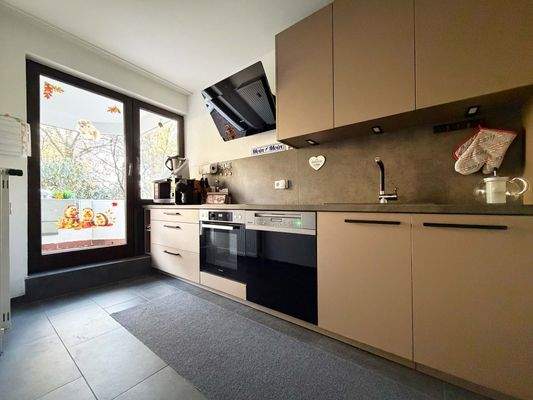 Die moderne Küche hat auch einen direkten Zugang zum Balkon