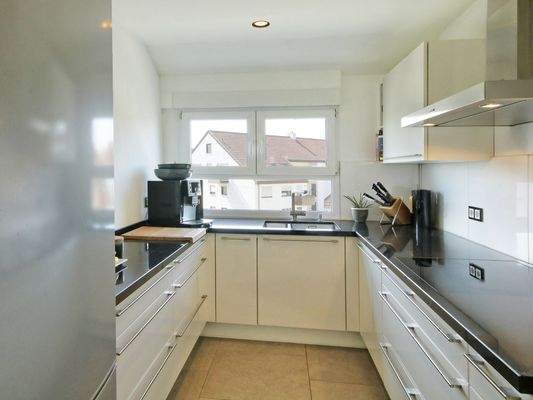 Moderne, stilvolle Küche mit hochwertiger Ausstattung