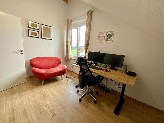 Arbeitszimmer/ Kinderzimmer DG