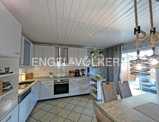 Wohnküche mit Zugang zur Terrasse