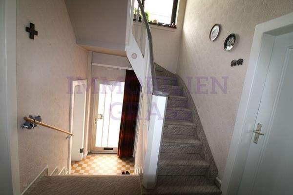 Eingang mit Treppenhaus