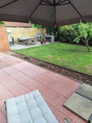 Nebengebäude Terrasse mit Blick in den Garten