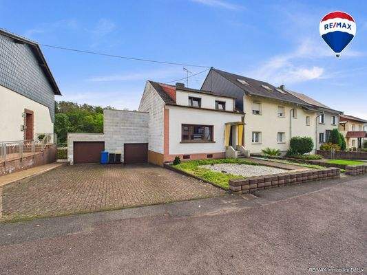 RE/MAX Immobilien DeLux Einfamilienhaus Nalbach Frontansicht