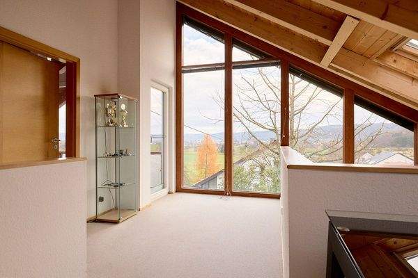 Blick zur großen Glasfront im Obergeschoss