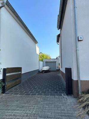 02-Hofeinfahrt Garage