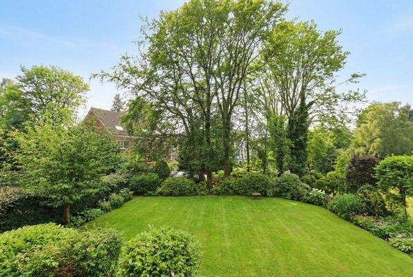 Ausblick in den Garten (saisonale Anpassung durch KI)