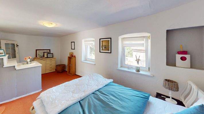 Schlafzimmer 2 (2).jpg