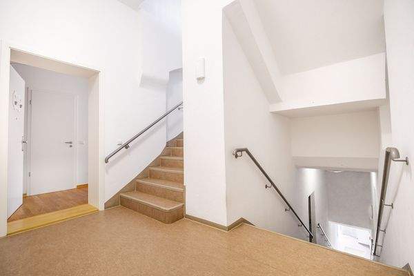 Treppenhaus mit Wohnungstür 