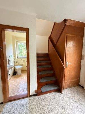 Gäste-Wc mit Treppenaufgang und Kellertreppe (hinter Tür rechts)