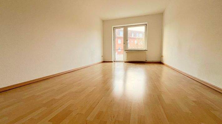 Großes Zimmer mit Zugang zum Balkon