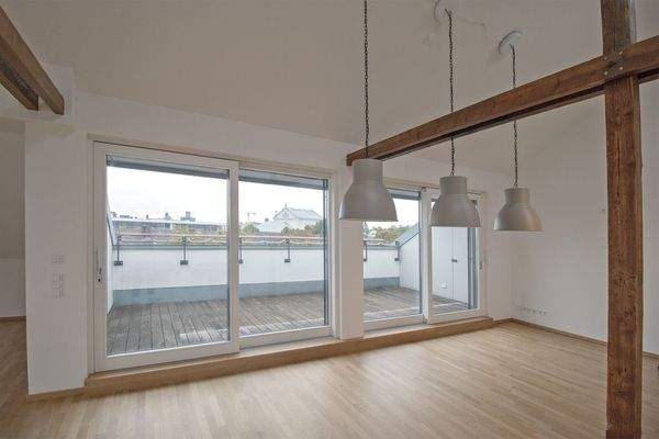 Esszimmer mit Blick auf Dachterrasse