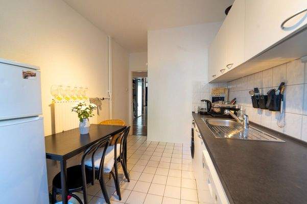 Moderne Küche mit Platz für Essecke