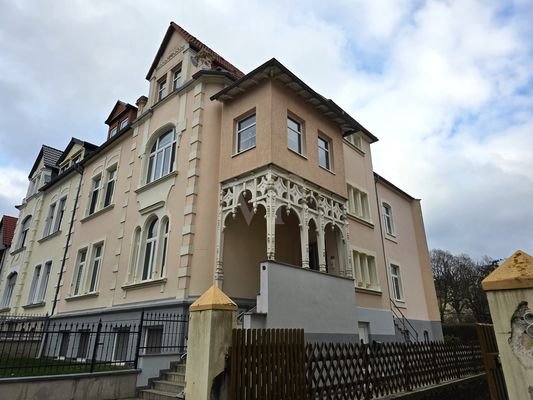 Ansicht Westen mit Zugang und Zufahrt Stellplatzbereich