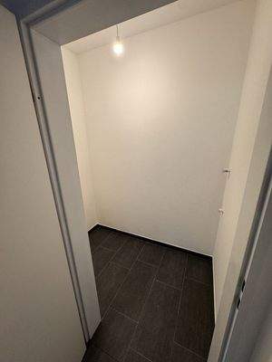 Abstellraum mit Waschmaschinenanschluss