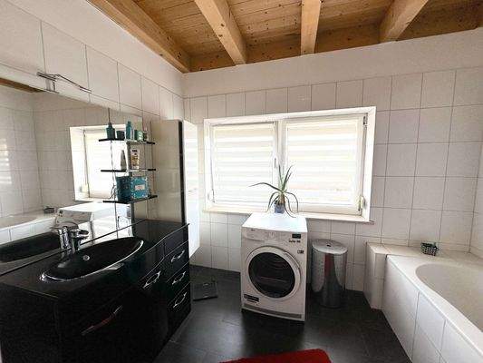 OG Bad mit Wanne und Dusche