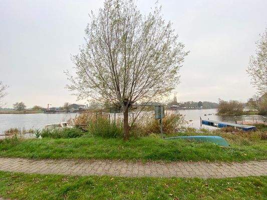 Öffentliche Promenade zwischen Grundstück und Havel
