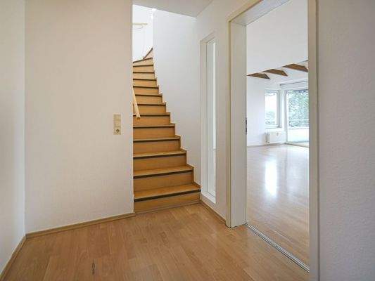 Geräumiger Flur mit Treppe zum Dachgeschoss