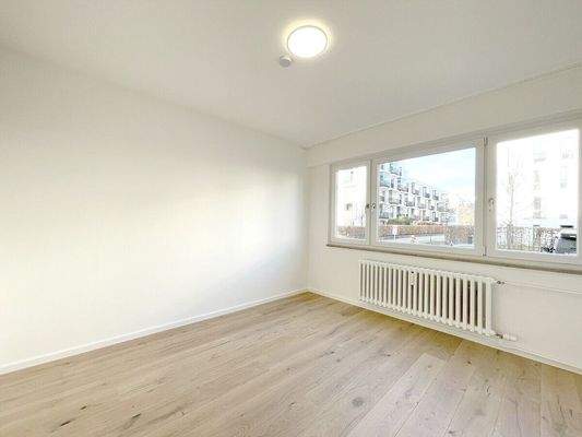 Großzügiges Schlafzimmer