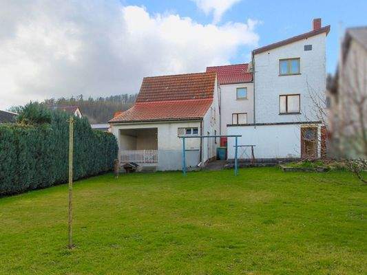 Rückansicht plus Wiesenfläche