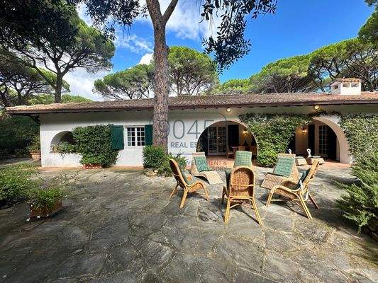 Exklusive Villa mit Pool in der Pineta di Roccamare an der toskanischen Küste