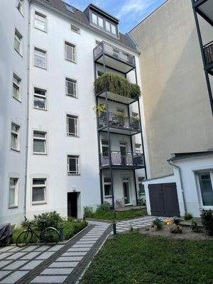 Innenhof mit Balkonen.jpg