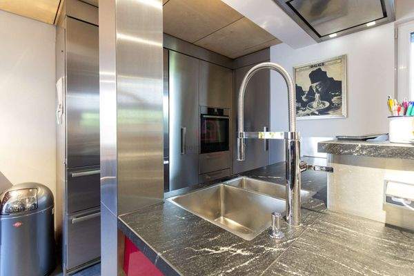 Arbeitsplatte mit edlen Materialien