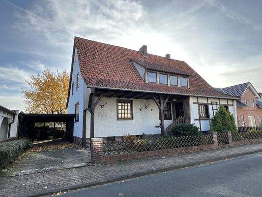 Straßenansicht / Carport