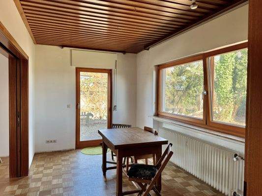 Essbereich mit Zugang zur Terrasse und zum Wohnzimmer