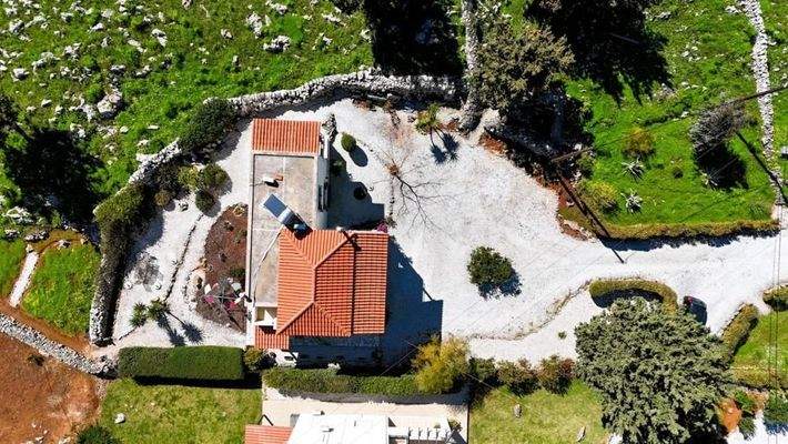 Villa mit Panoramablick auf Meer und weiße Berge auf einem 5.159 m² großen Privatgrundstück