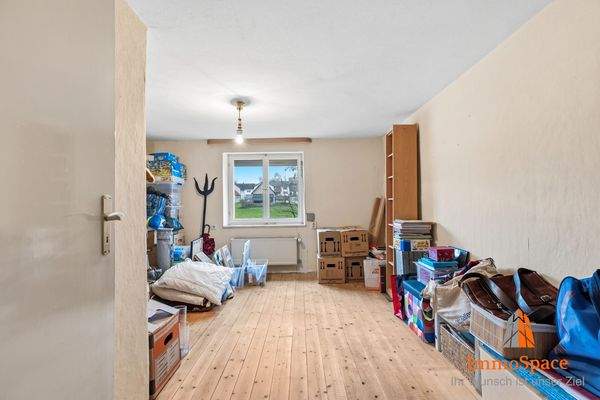 Blick in eines der Zimmer im OG im Altbau