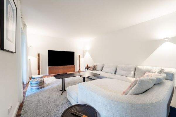 Lichtdurchflutetes Wohnzimmer und Ruheoase