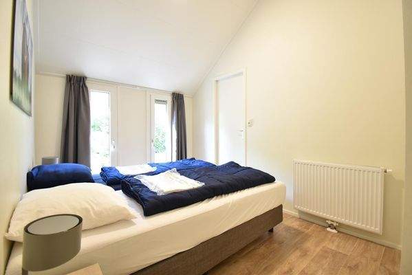 chalet-kaufen-arnhem-hauptschlafzimmer-kleiderschrank-modern-2025.webp008