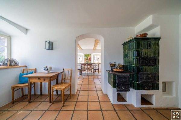 Küche mit Kachelofen und Blick in das Esszimmer 5