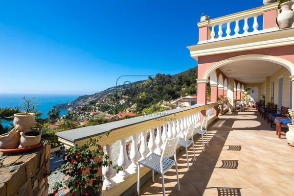 Luxuriöse Villa mit 180°-Meerblick am Ligurischen Meer in Ospedaletti - Ligurien