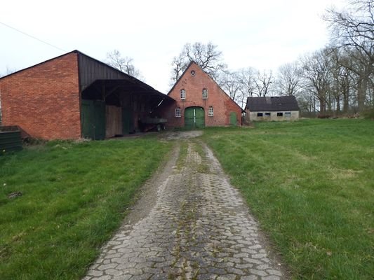 Sicht auf Scheune und baufälliges Haus